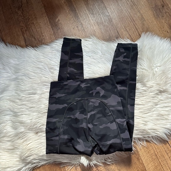 ATHLETA Ultimate 7/8 Leggings In Black Camouflage - Picture 4 of 5